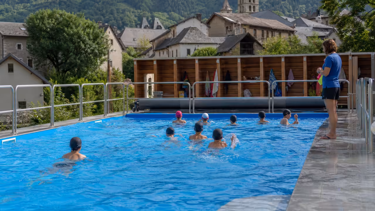 Bassin mobile installé en montagne pour une séance d’apprentissage de la natation avec des enfants encadrés