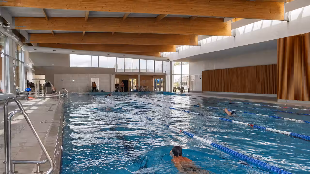 Bassin de 25 mètres d’une piscine intercommunale, avec lignes d’eau et espace familial