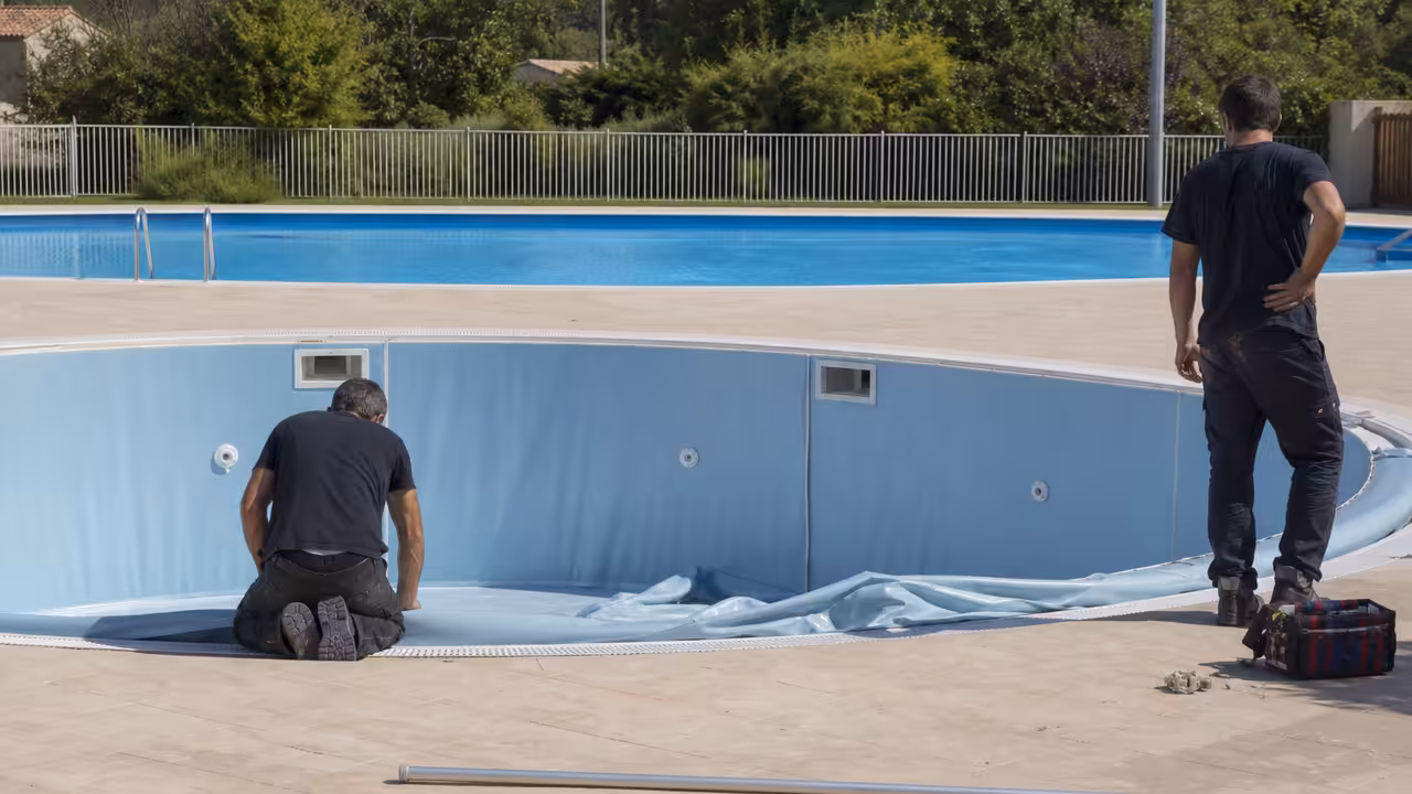 Techniciens préparant le bassin et la pataugeoire d’une piscine municipale avant la saison estivale