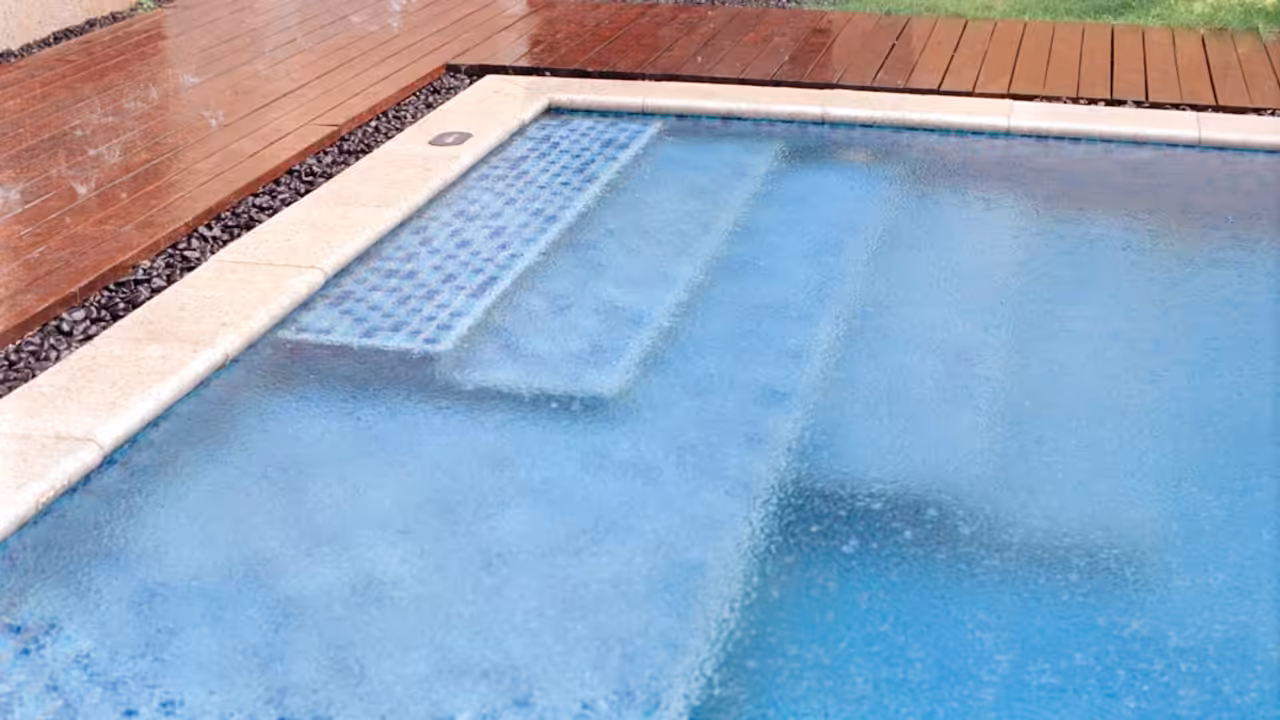 Local technique d’un centre aquatique avec chaudières et réseaux isolés alimentant les bassins.