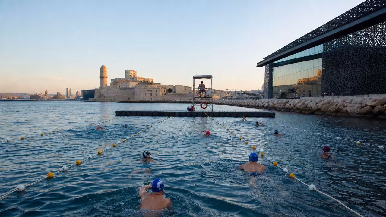 Nageurs en eau libre près du front de mer marseillais, dans une zone de baignade balisée et surveillée