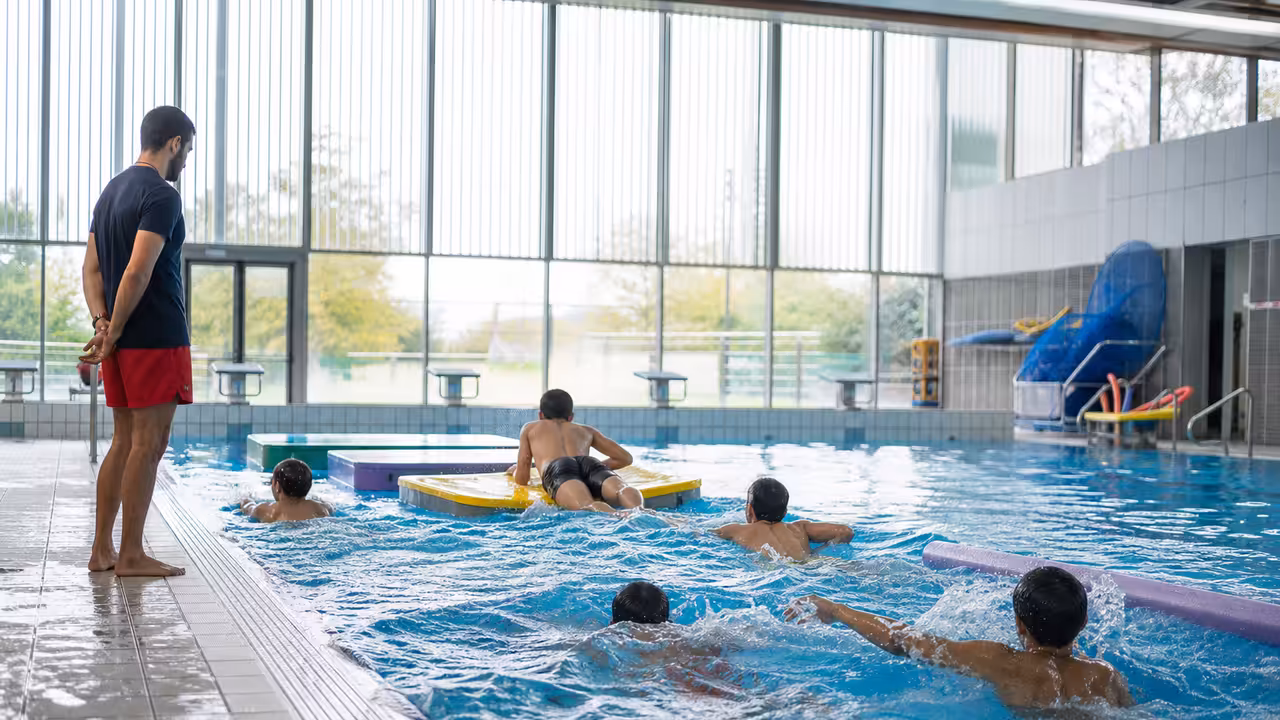 Plateforme flottante installée dans un bassin municipal pour une animation sportive encadrée