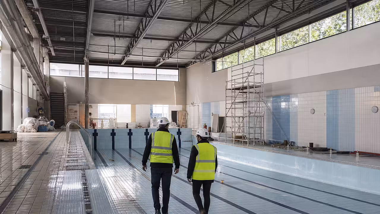 Toiture et bassin intérieur d’une piscine municipale fermée temporairement pour des travaux de sécurisation