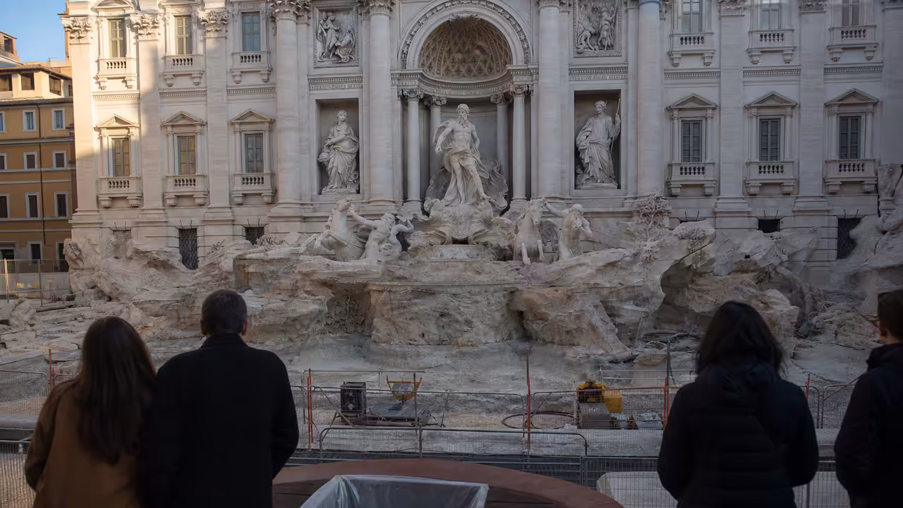 Fontaine de Trevi asséchée pendant des travaux, avec un bassin provisoire destiné à recevoir les pièces