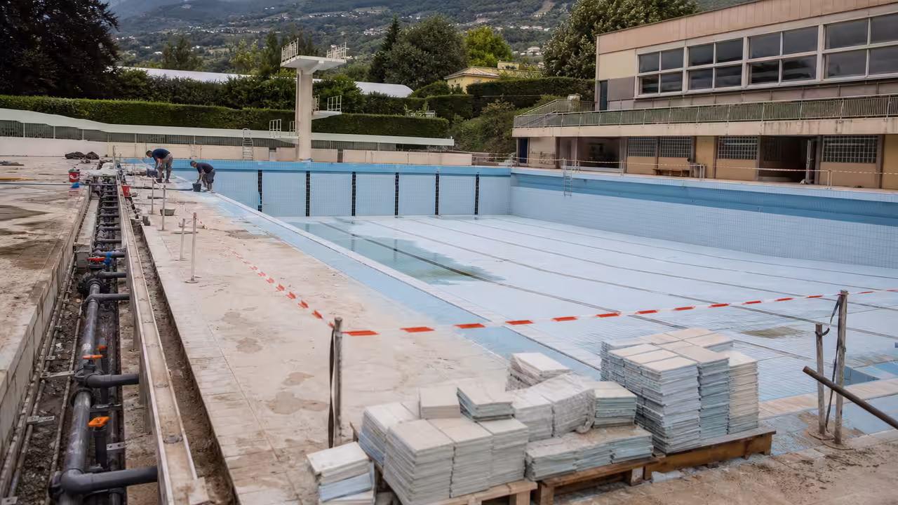 Bassin municipal rénové avec lignes d’eau, plages antidérapantes et équipements techniques modernes