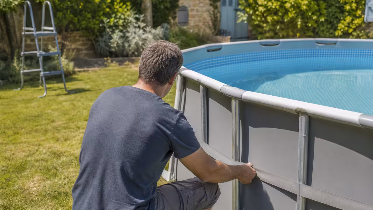 Piscine tubulaire hors sol dans un jardin, échelle retirée et espace dégagé autour du bassin