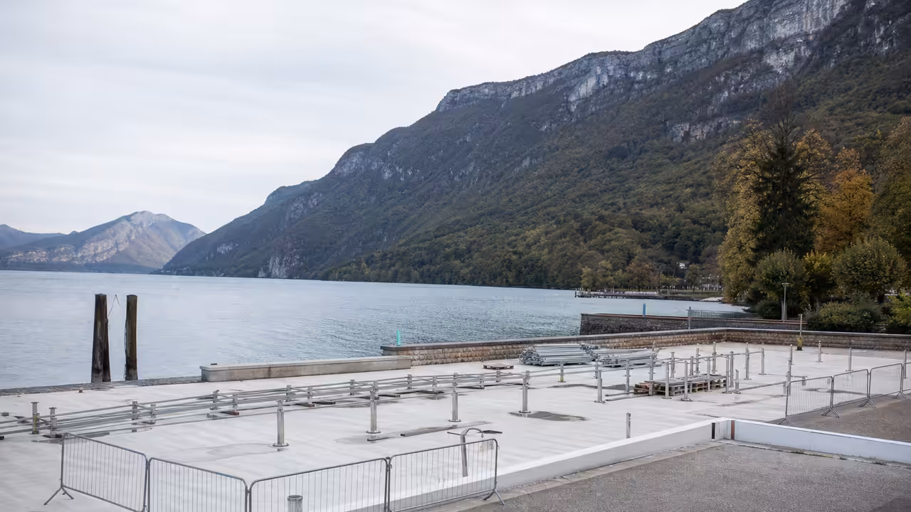 Bassin modulaire temporaire près d’un espace sportif avec le lac et les montagnes d’Annecy en arrière-plan