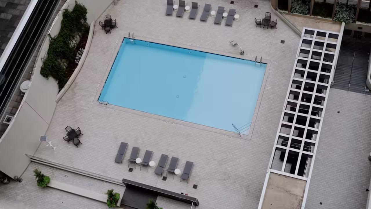 Bassin municipal rénové avec lignes de nage, vestiaires modernes et lumière naturelle près de Nantes
