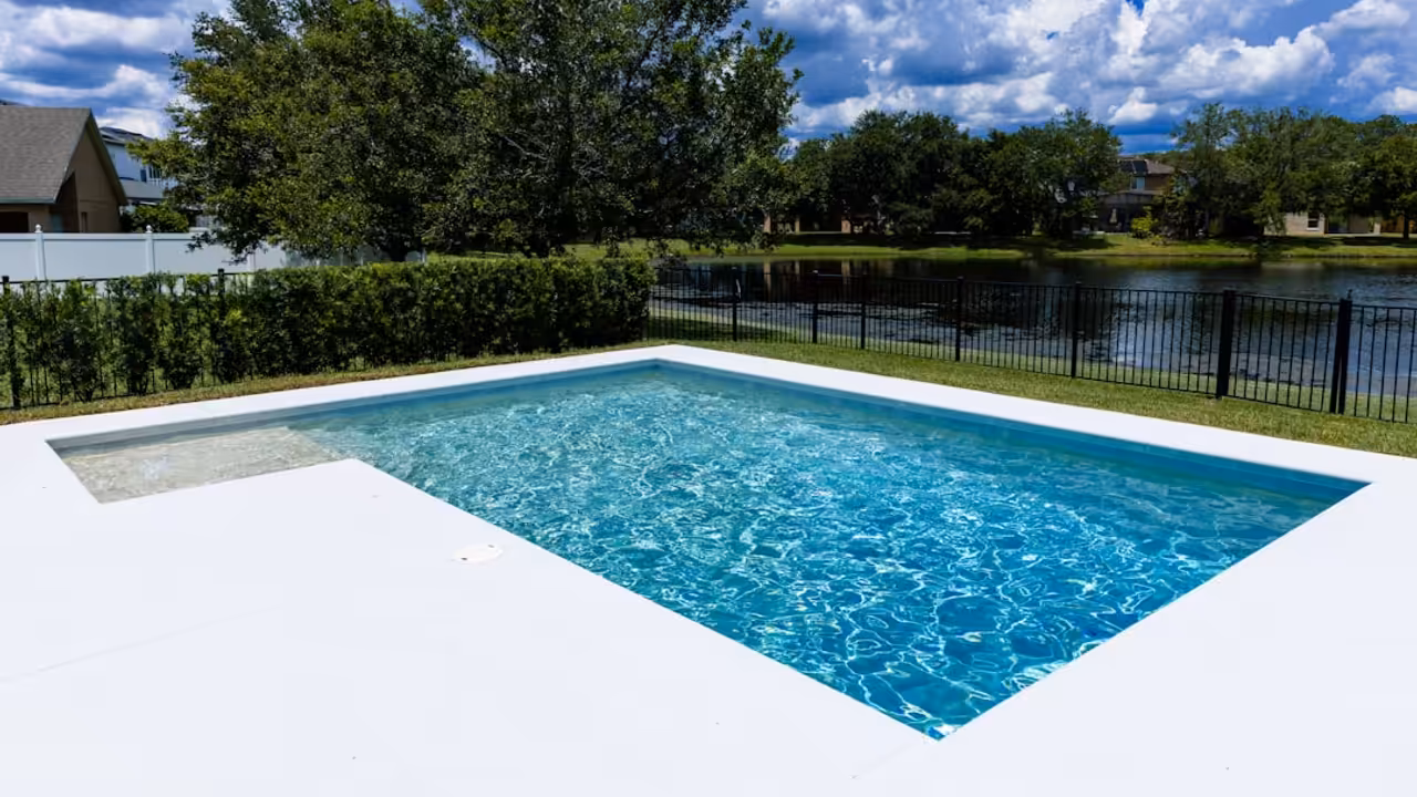 Bassin intérieur d’une piscine municipale vide pendant le contrôle des installations techniques après sinistre