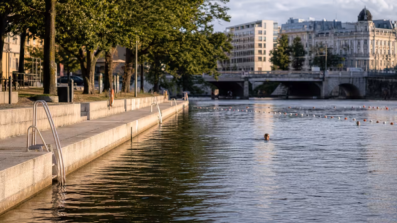 Berge aménagée d’une rivière urbaine avec échelles, balisage de baignade et immeubles berlinois en arrière-plan