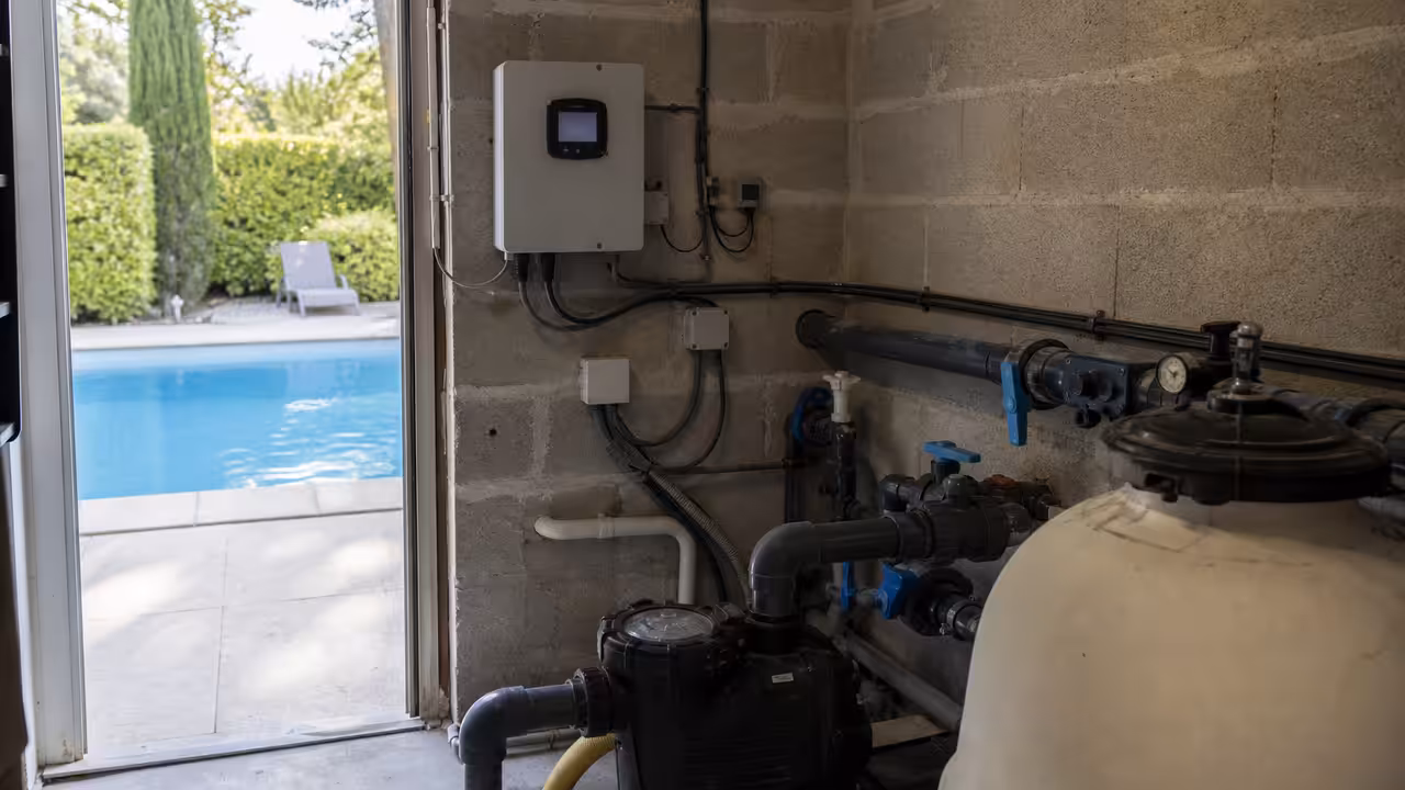 Local technique moderne de piscine avec pompe à vitesse variable, filtre et coffret de commande connecté