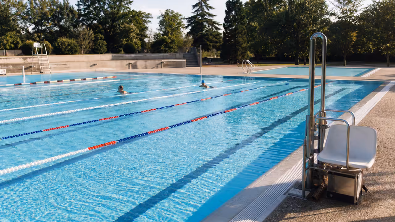 Bassin extérieur de 50 mètres d’une piscine municipale prêt à accueillir nageurs et familles