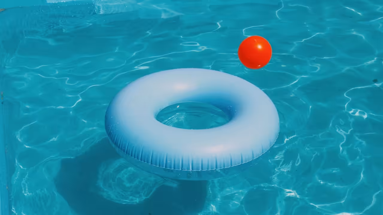 Professionnels de la piscine échangeant devant des équipements techniques dans un hall de congrès à Dijon