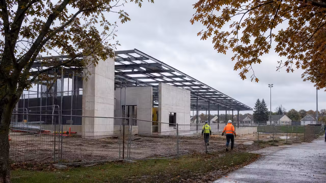 Chantier d’un centre aquatique moderne avec bassin sportif et structures techniques en construction