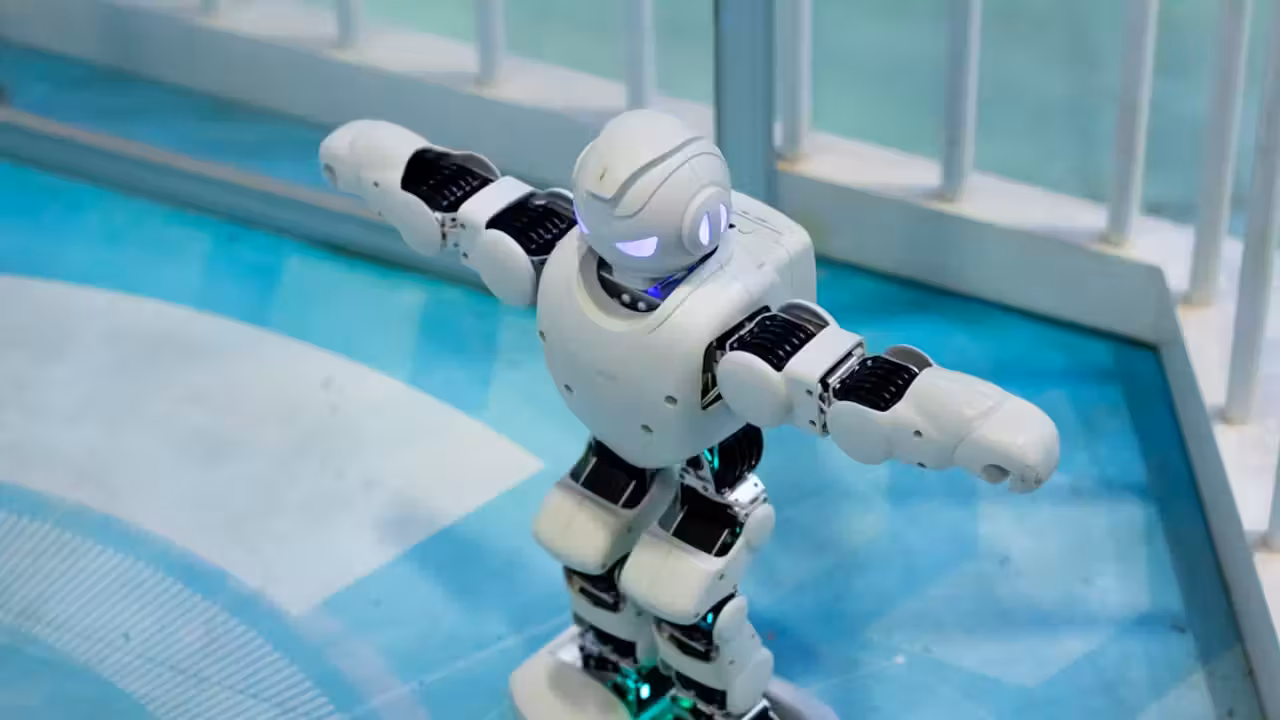 Robot de piscine sans fil posé près d’une station de rinçage au bord d’un bassin résidentiel