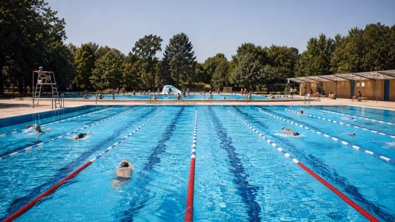 Bassin extérieur de 50 mètres avec lignes d’eau et espace de baignade dans une piscine municipale estivale