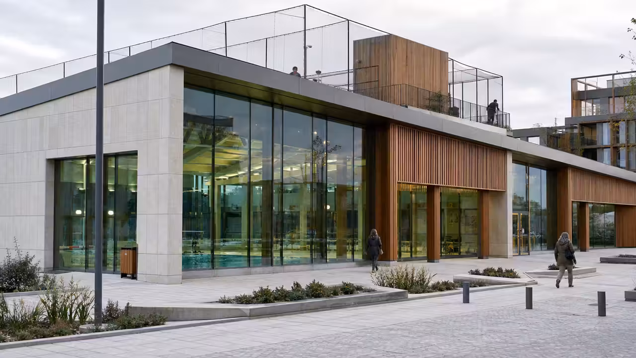 Vue extérieure d’un complexe aquatique contemporain avec bassin couvert et terrasses sportives à Bordeaux