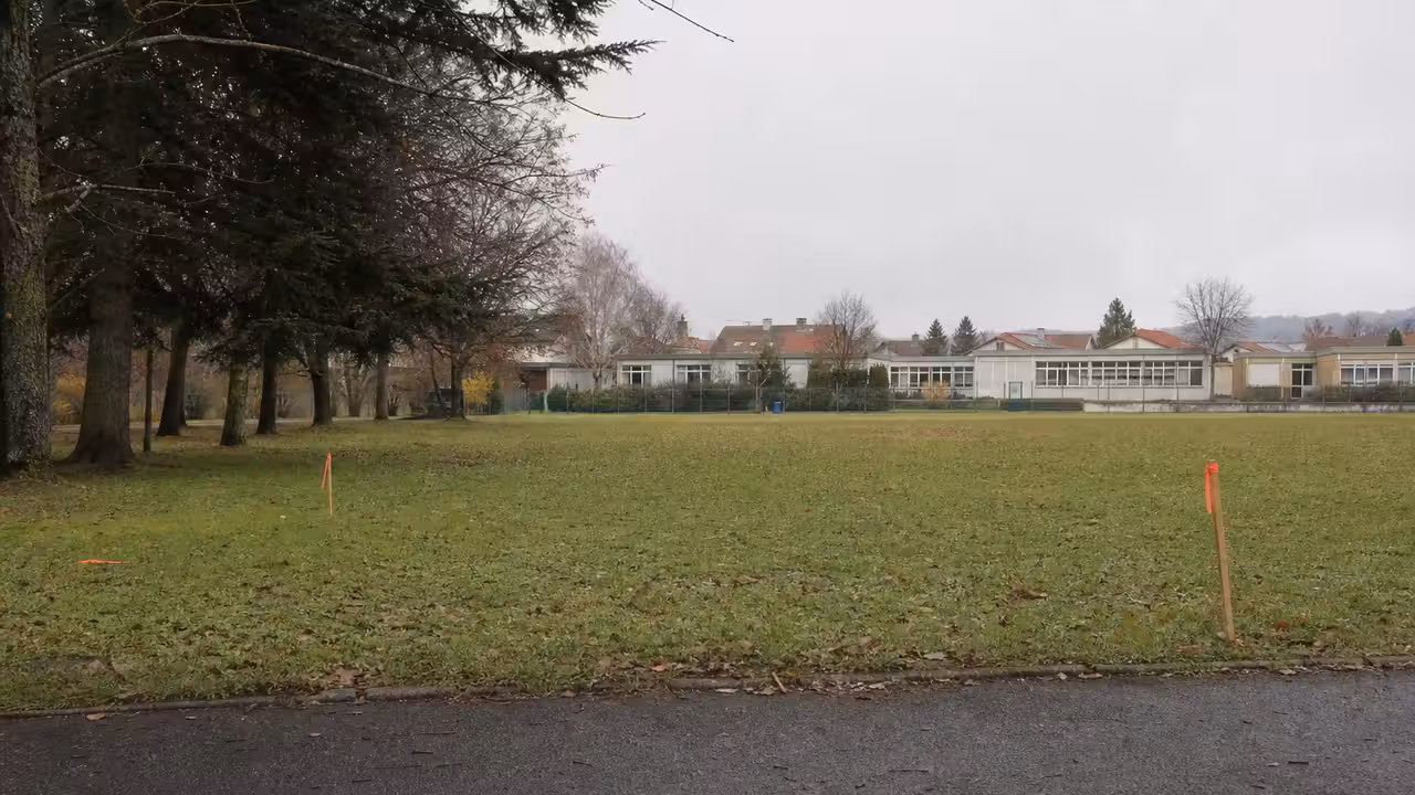 Terrain arboré près d’un parc urbain, destiné à accueillir une future piscine publique intercommunale