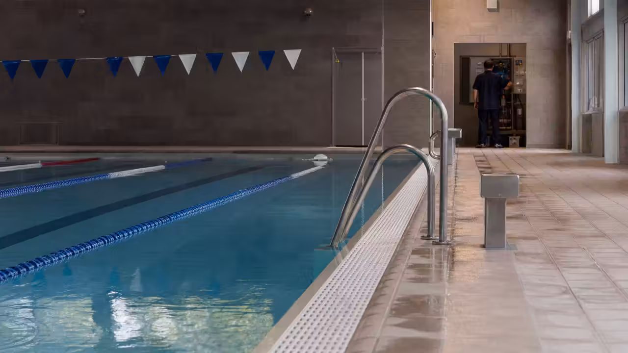 Bassin intérieur de piscine publique avec lignes d’eau, filtration contrôlée avant l’accueil des nageurs