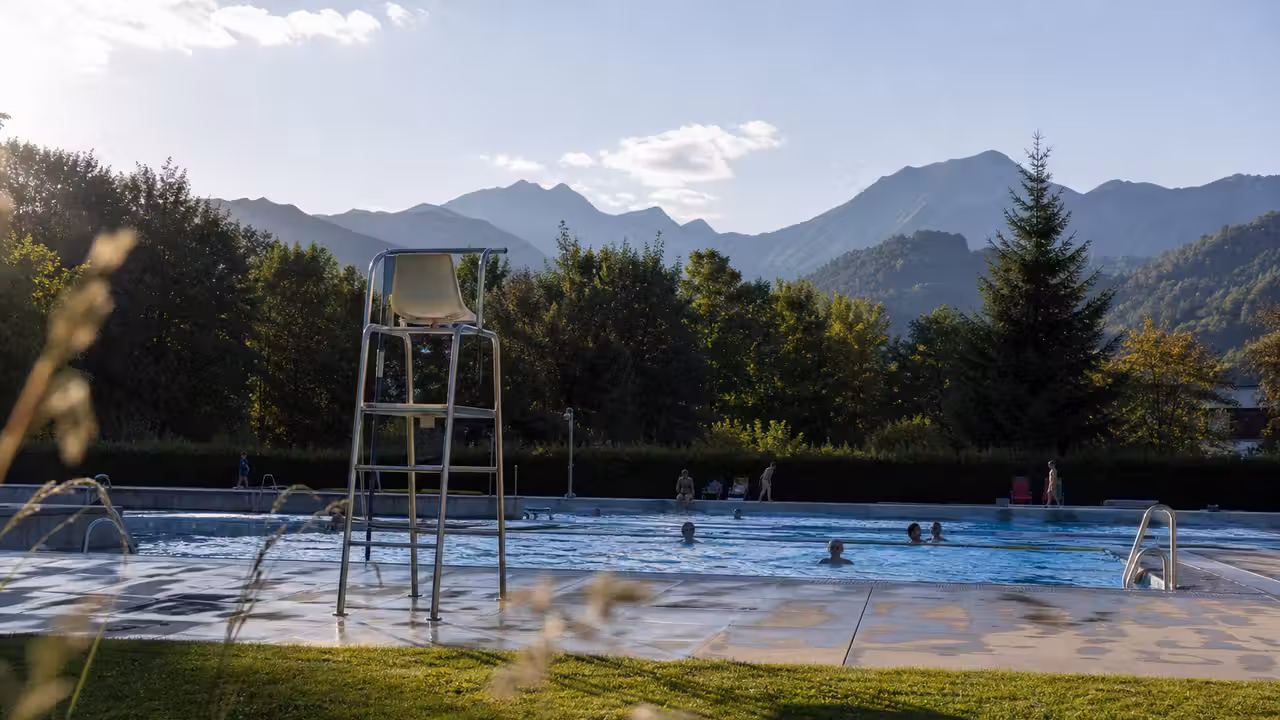Bassins extérieurs d’un centre aquatique de montagne ouverts par une douce journée de septembre
