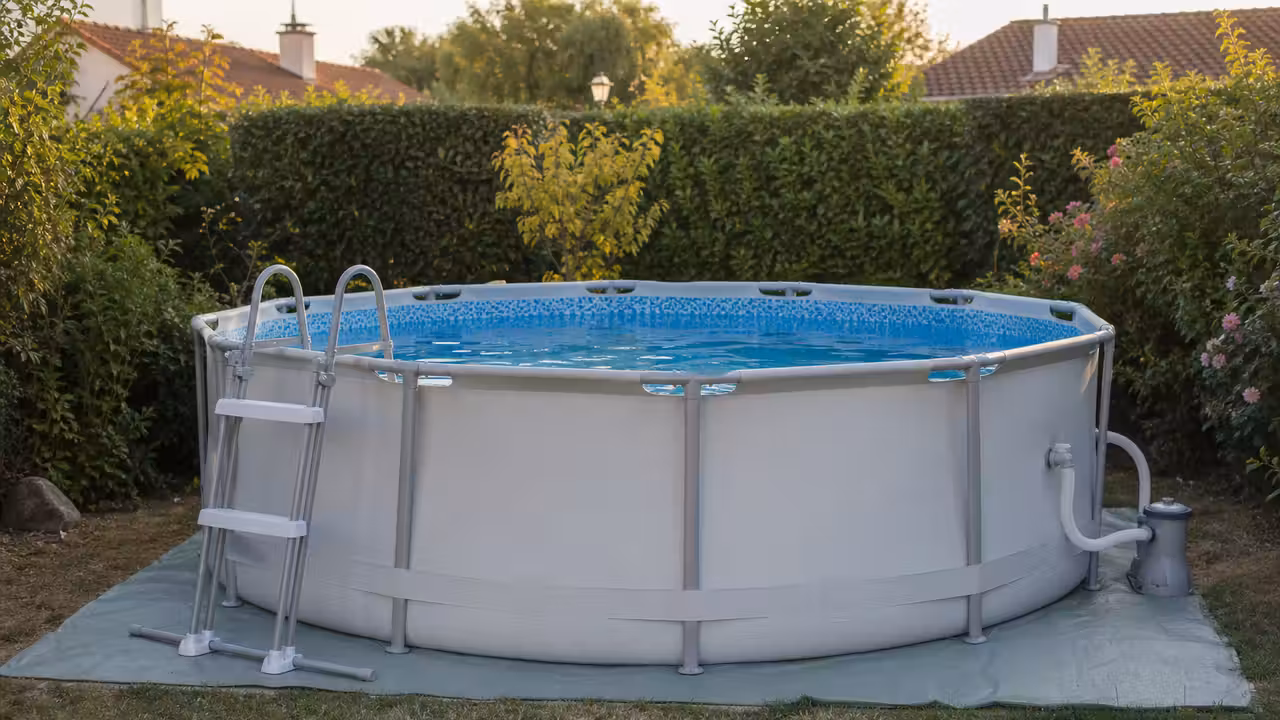 Piscine tubulaire ronde installée sur un terrain nivelé dans un jardin familial, avec échelle et filtration.