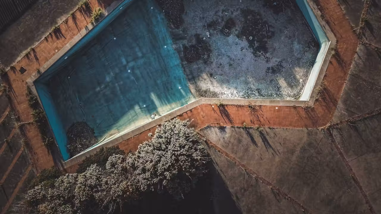 Piscine hors-sol tubulaire ronde installée sur un jardin plat et dégagé, avec filtration à proximité