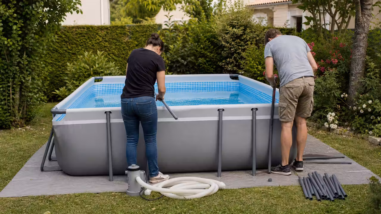 Piscine tubulaire rectangulaire installée sur un sol nivelé dans un jardin familial, avec pompe de filtration