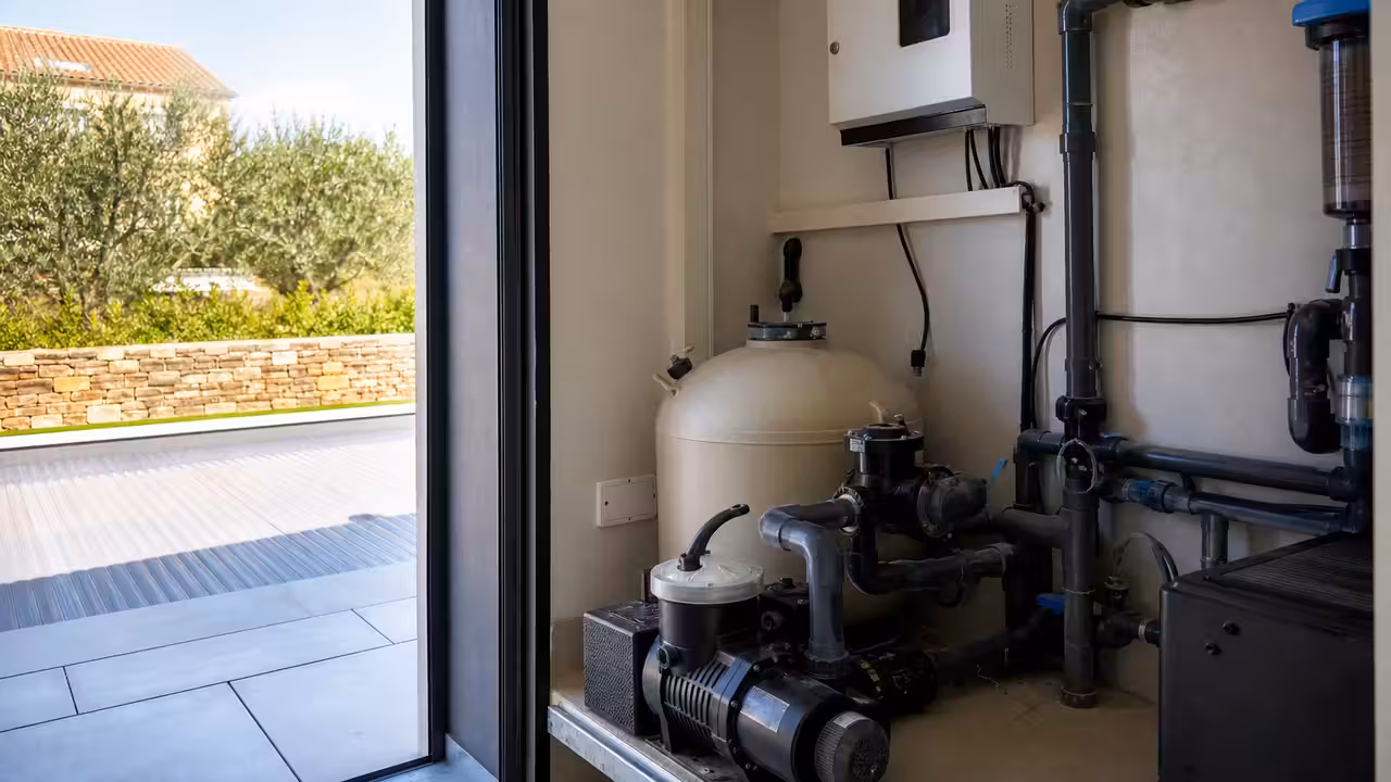 Local technique de piscine moderne avec pompe à vitesse variable, filtre et coffret de pilotage connecté