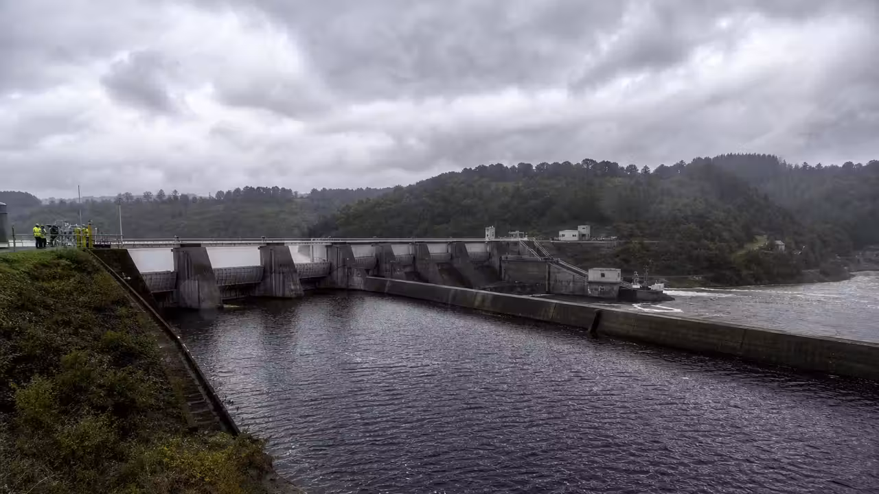 Vue oblique du barrage de Guerlédan et de sa retenue sous un ciel de pluie bretonne