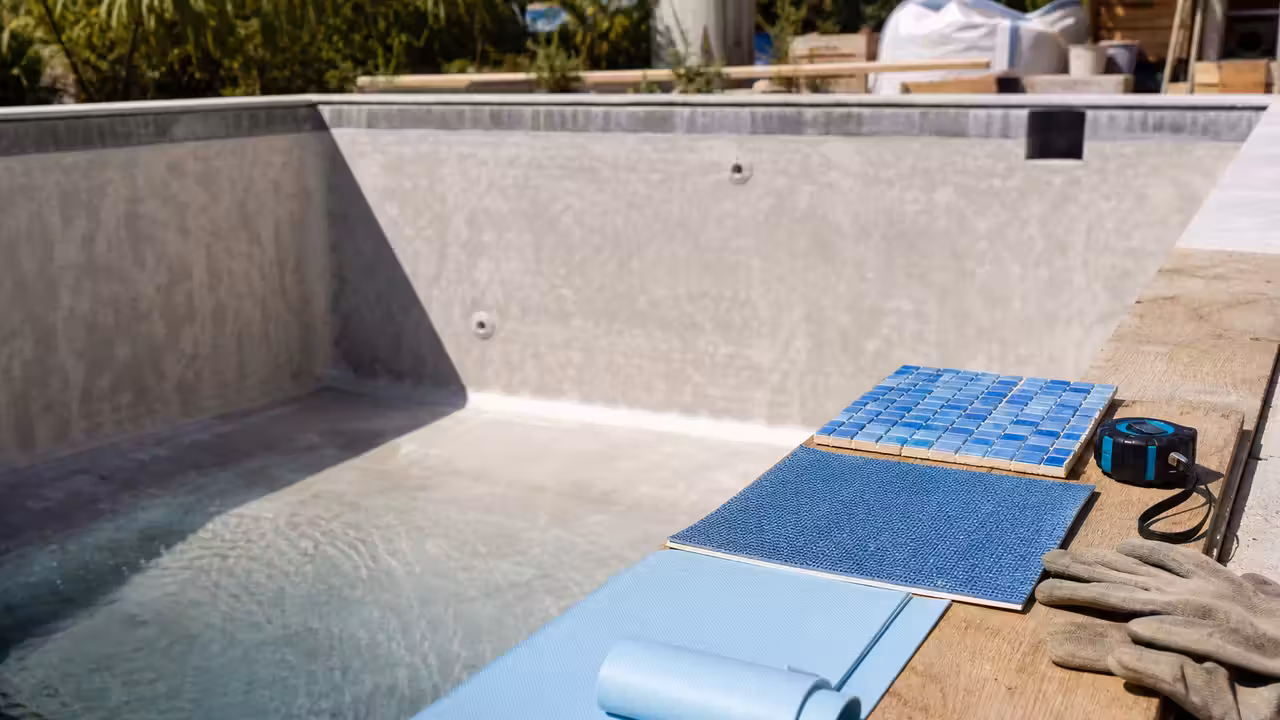 Échantillons de liner, membrane armée et mosaïque comparés au bord d’un bassin en rénovation