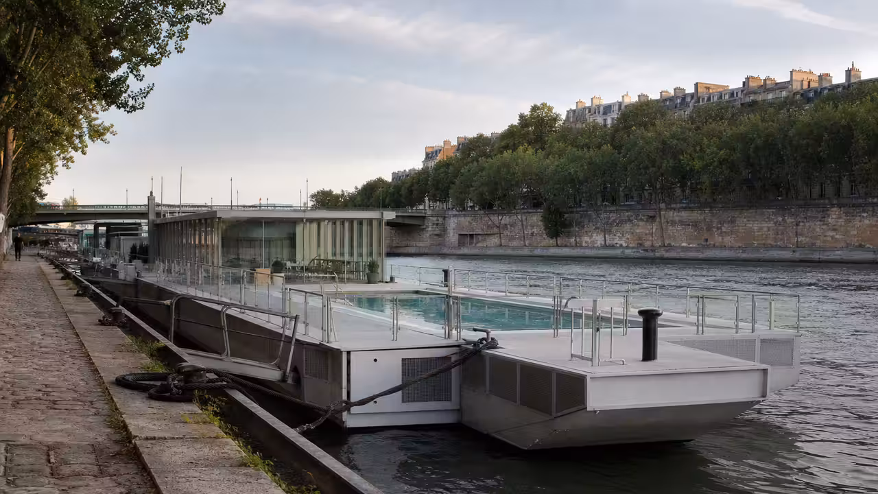 Bassin extérieur de la piscine flottante Joséphine Baker amarrée sur la Seine, à Paris