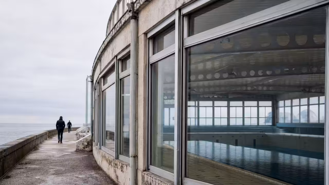Bassin couvert historique vide face à la mer, illustrant la fermeture des Bains de Dieppe