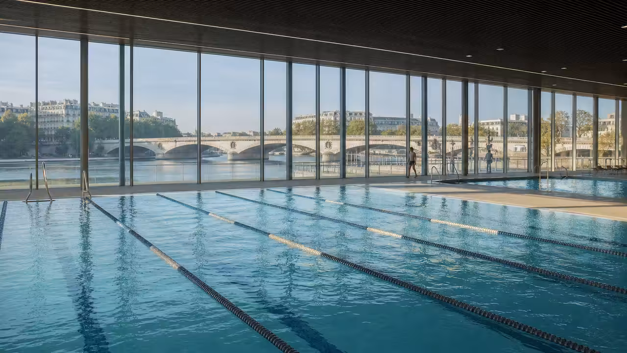 Bassin municipal de 25 mètres à six couloirs avec terrasse, solarium et grand pont en arrière-plan
