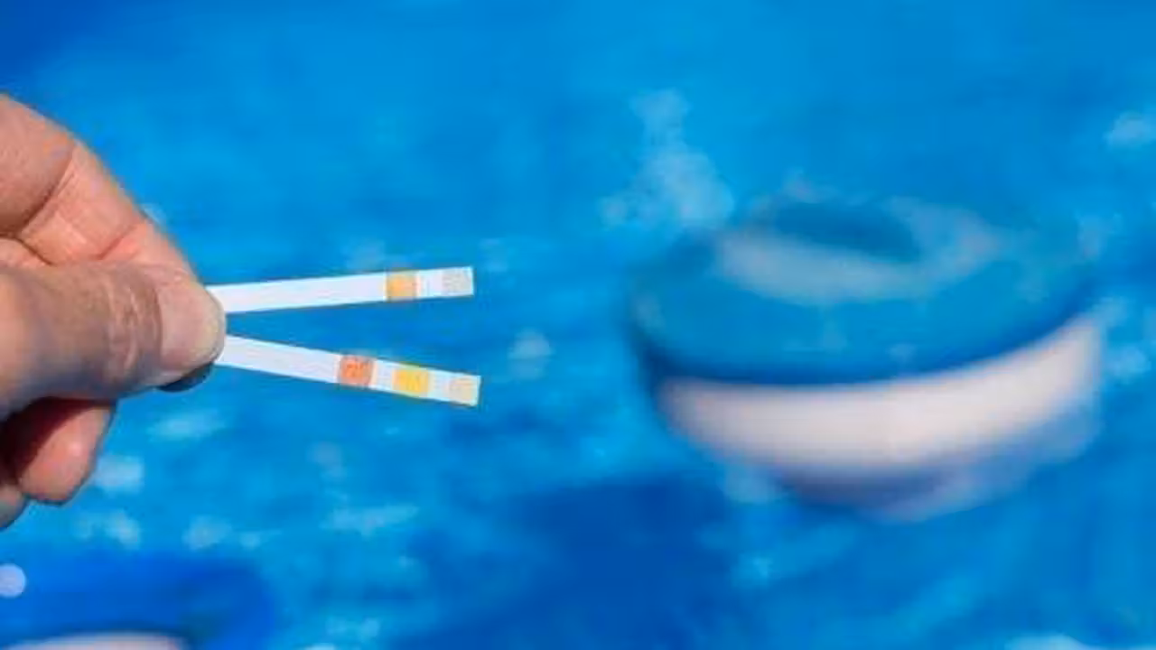 Analyse du chlore libre et du pH dans l’eau claire d’une piscine privée avec un comparateur DPD.