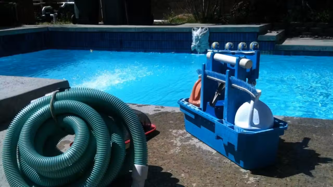 Piscine extérieure en plein été avec eau claire, filtration active et bâche à bulles repliée sur l’enrouleur