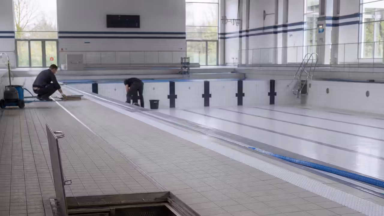 Bassin intérieur vide pendant une opération de maintenance dans un centre aquatique municipal