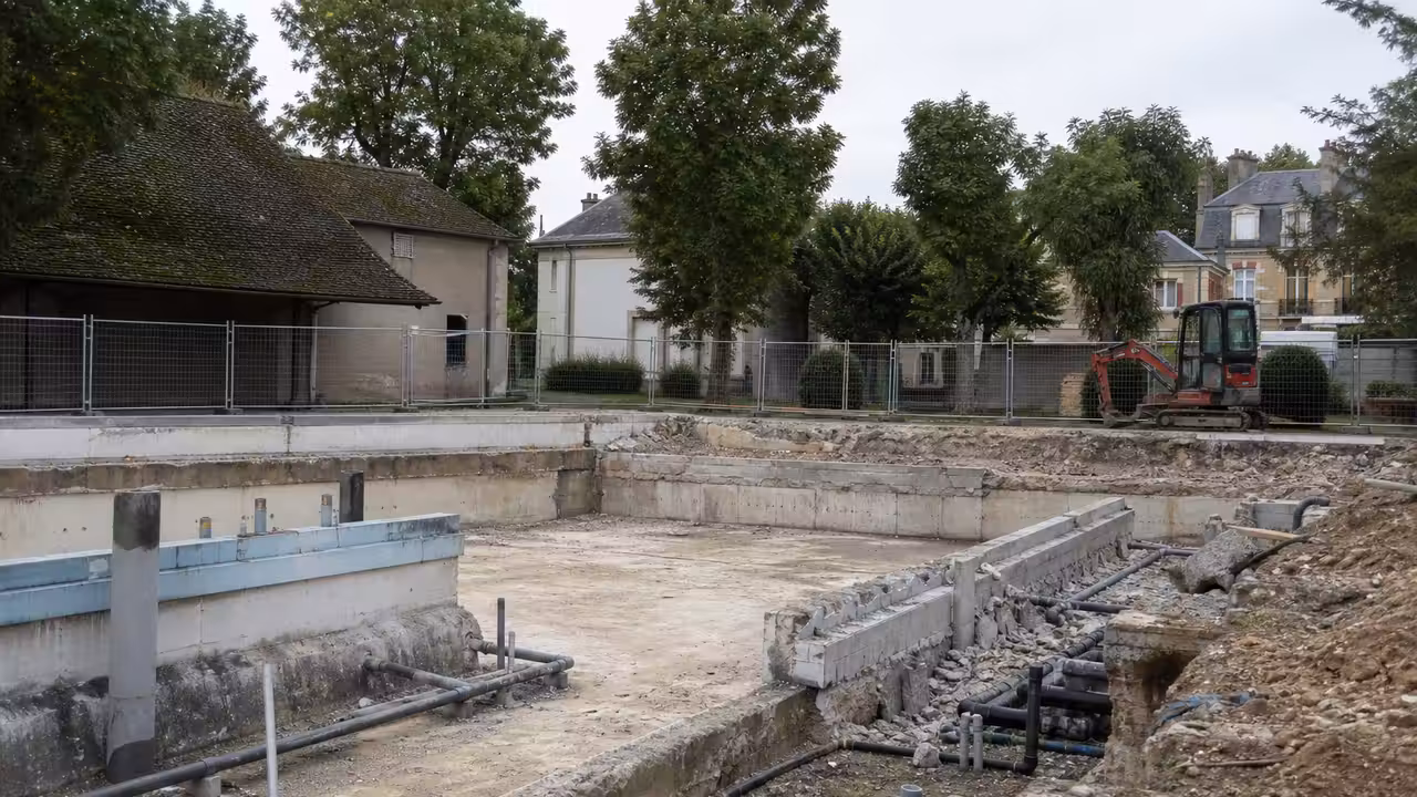 Ancien bassin municipal en cours de déconstruction avant la construction d’un quartier résidentiel