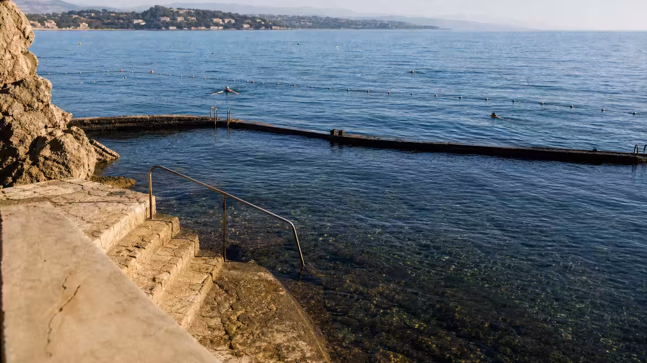 Bassin de baignade en mer protégé par des lignes d’eau sur un littoral méditerranéen dégagé
