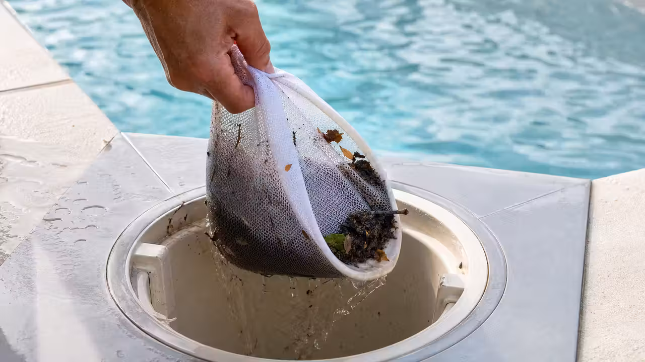 Panier de skimmer de piscine équipé d’une chaussette filtrante retenant des feuilles et des débris fins