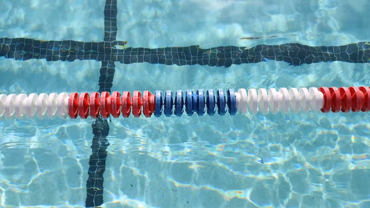 Filtre à sable raccordé à une piscine familiale, avec manomètre et vannes visibles