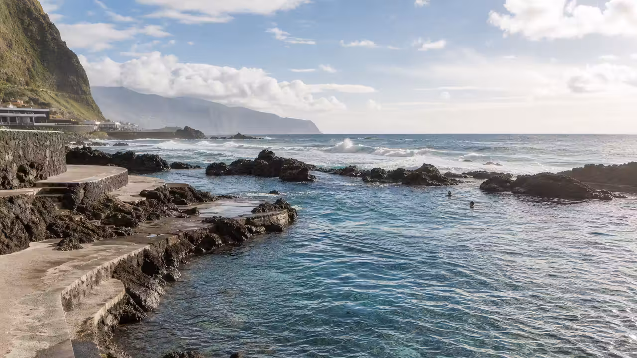 Bassins de lave noire remplis d’eau de mer face aux vagues sur la côte de Porto Moniz à Madère