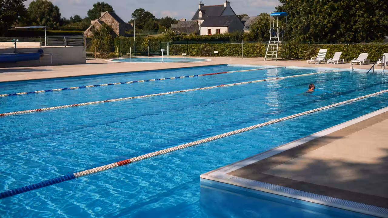 Bassin extérieur de 25 mètres et pataugeoire d’une piscine municipale bretonne par temps d’été