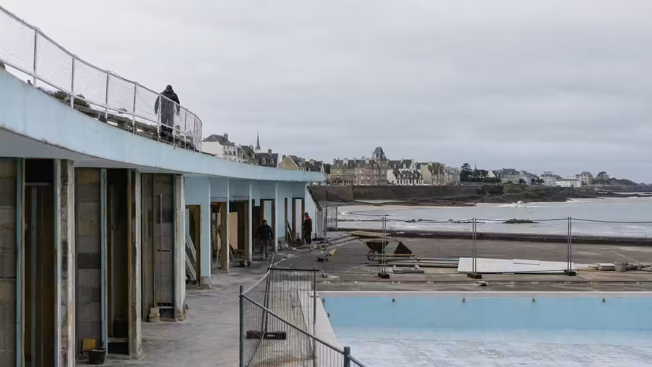 Travaux de rénovation dans les vestiaires d’un équipement aquatique public près d’une plage