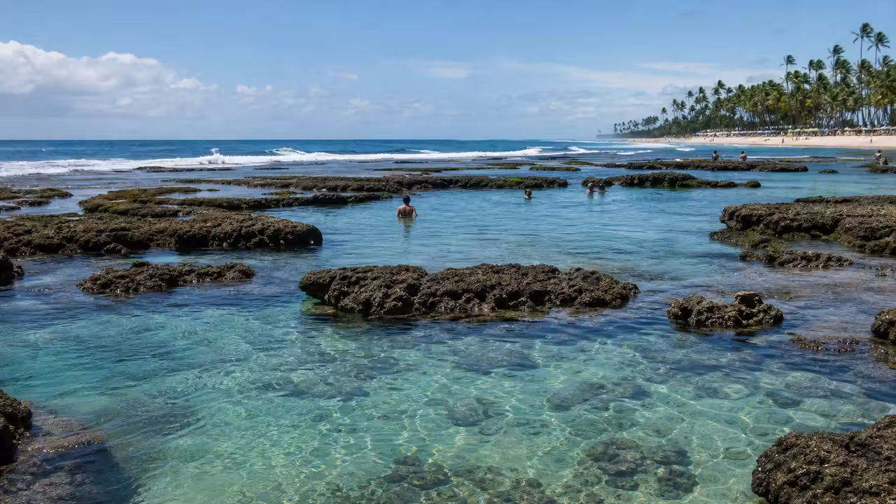 Lagons peu profonds de Porto de Galinhas à marée basse, bordés de récifs et d’eau turquoise
