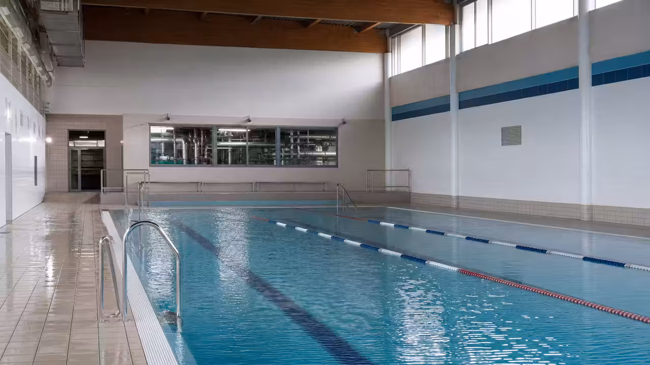 Couloir de nage vide dans une piscine publique, avec eau claire et équipements techniques rénovés