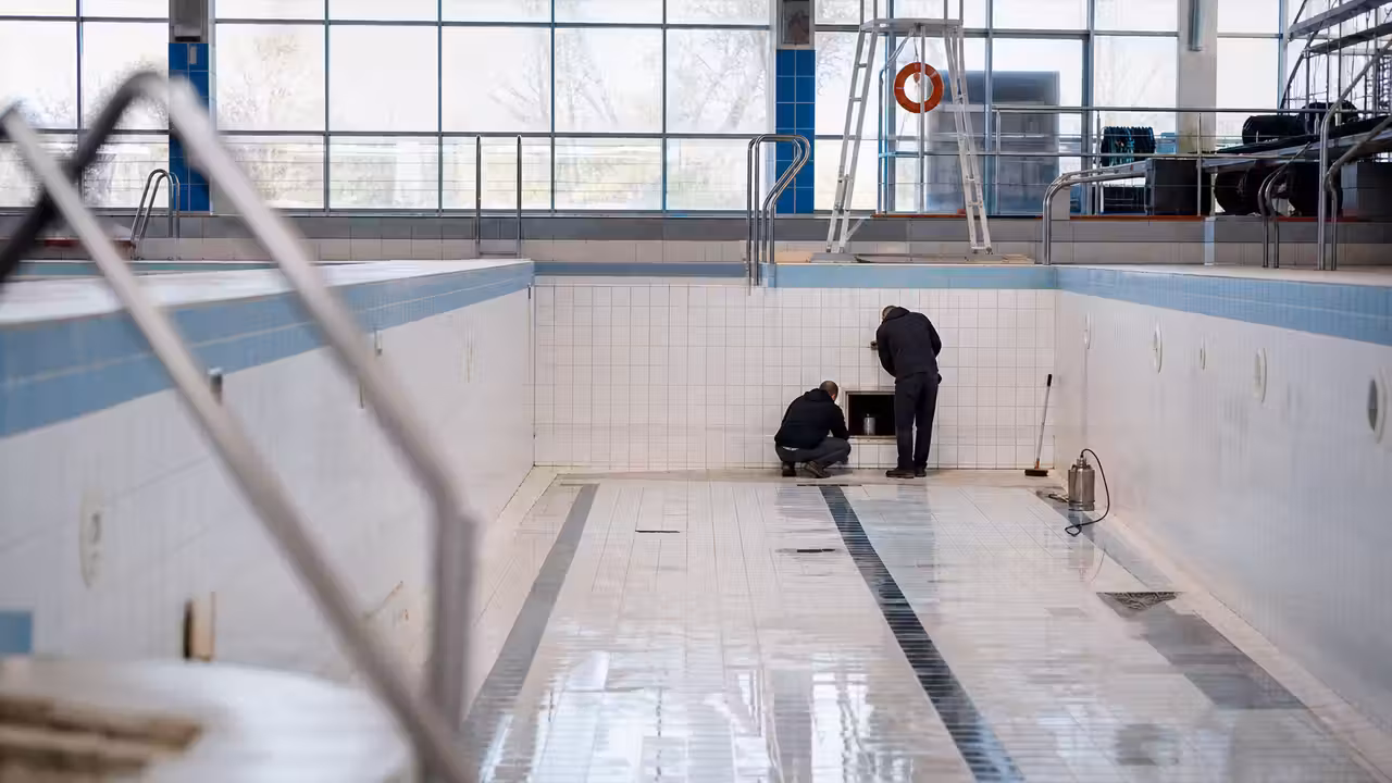 Bassin d’une piscine municipale vidé pendant une opération de nettoyage et de contrôle technique