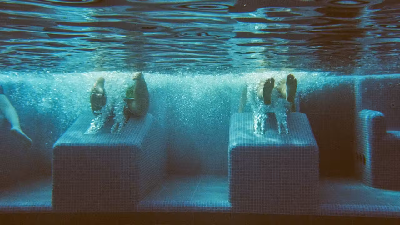 Techniciens examinant la filtration et les raccordements d'une piscine lors d'une démonstration professionnelle