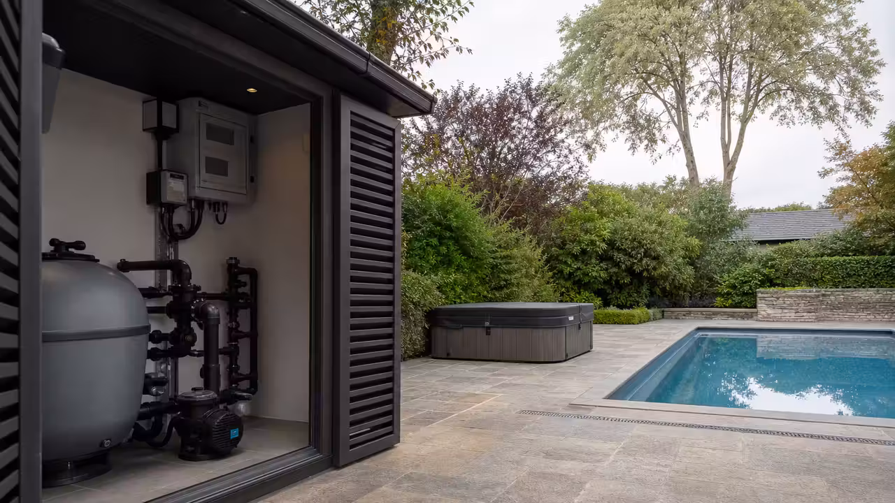 Local technique de piscine moderne avec pompe, filtre et commande connectée près d’un bassin extérieur