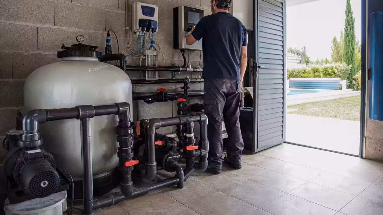 Local technique de piscine moderne avec pompe, filtre, régulation et raccords hydrauliques soigneusement installés