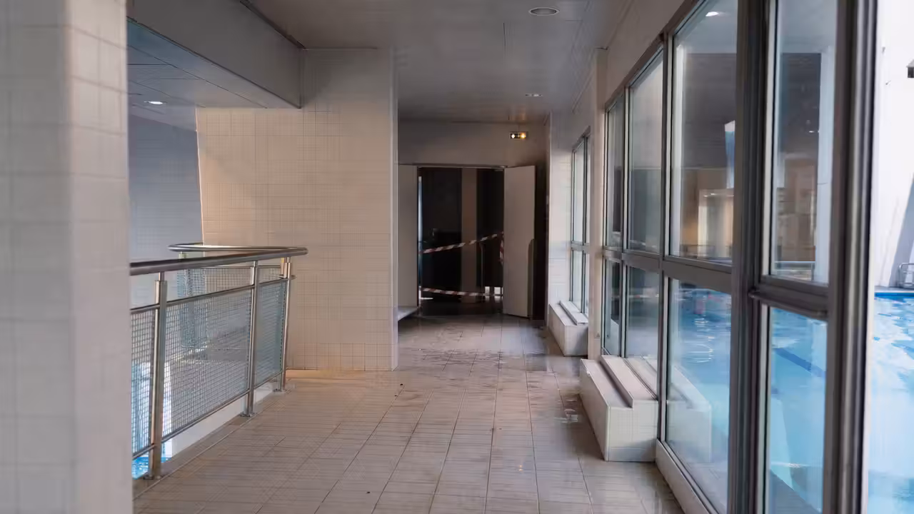 Vestiaires vides d’une piscine publique pendant une inspection technique de sécurité